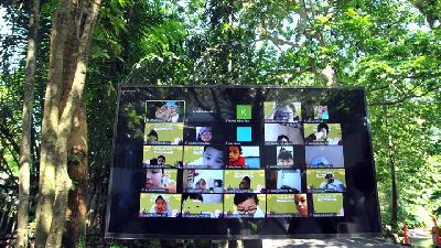 Sejumlah siswa SD Al-Azhar Kelapa Gading, Jakarta tampil di layar monitor saat wisata virtual study tour di Kebun Raya Bogor, Jawa Barat, Senin (28/9/2020)./ ANTARA FOTO/Arif Firmansyah/hp.