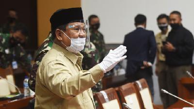 Menhan Prabowo Subianto bersiap mengikuti rapat kerja dengan Komisi I DPR di Kompleks Parlemen, Senayan, Jakarta, Rabu (9/9/2020). ANTARA FOTO/Akbar Nugroho Gumay