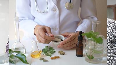 Ilustrasi meracik obat dari tanaman./Shutterstock