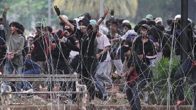 Ratusan massa saat aksi demonstrasi yang menolak Omnibus Law  terlibat bentrok dengan petugas kepolisian di sekitar kawasan Patung Kuda, Monas, Jakarta, Selasa 13 Oktober 2020. TEMPO/Subekti