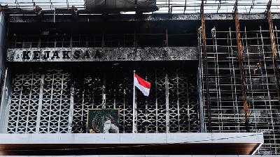 Pekerja memasang tiang penyangga untuk perbaikan Gedung Kejaksaan Agung, Jakarta, Kamis, 8 Oktober 2020./TEMPO / Hilman Fathurrahman W