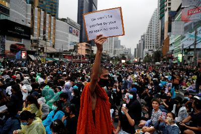 Aksi protes anti-pemerintah di Bangkok, Thailand, 18 Oktober 2020. REUTERS/Jorge Silva