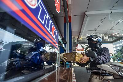 Warga mengirimkan paket TIKI di Jalan Pemuda, Jakarta, 13 Agustus 2020. Tempo/Tony Hartawan
