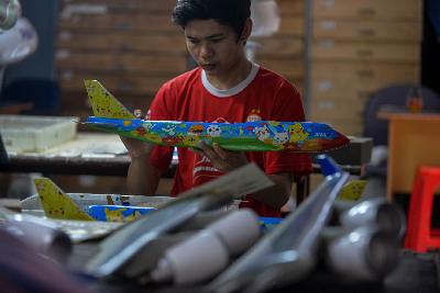 Pembuatan pesawat berbahan fiber di bengkel kerja miniatur pesawat, Cibinong, Bogor, Jawa Barat, 12 Oktober 2020. Tempo/Tony Hartawan