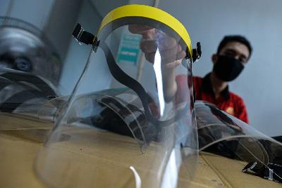 Pembuatan pelindung wajah medis di kawasan Sunter, Jakarta, 2 April 2020. Tempo/Tony Hartawan
