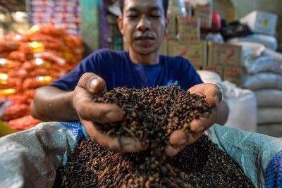 Pekerja memindahkan cengkeh di pasar Induk Kramatjati, Jakarta, 19 Oktober 2020.  Tempo/Tony Hartawan