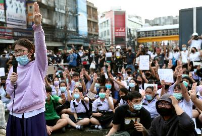 Aksi warga di Bangkok, Thailand, 19 Oktober 2020. REUTERS/Athit Perawongmetha