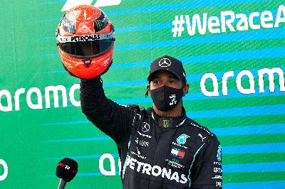 Lewis Hamilton dalam Eifel Grand Prix di Nurburgring, Nurburg, Jerman, 11 Oktober 2020. FIA/Handout via REUTERS
