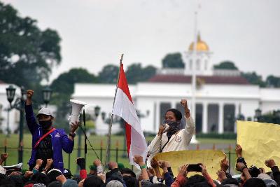 Unjuk rasa menolak UU Cipta Kerja di depan Istana Kepresidenan, Bogor, Jawa Barat, 8 Oktober 2020. ANTARA/Arif Firmansyah
