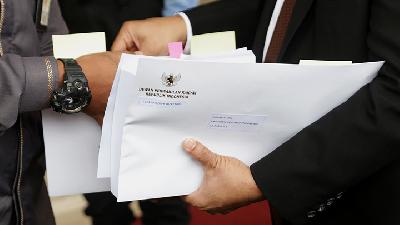 The final draft of the Job Creation Law that would be submitted to President Joko Widodo at the Nusantara III Building, the Parliament Complex, Senayan, Jakarta, October 14. TEMPO/M. Taufan Rengganis