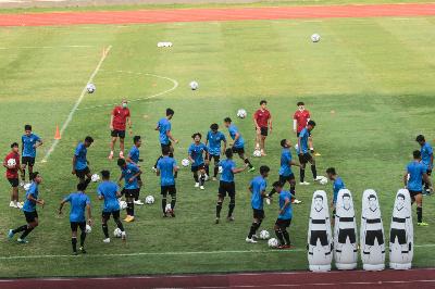 Tim nasional Indonesia U-19 saat berlatih di Stadion Madya, Kompleks Gelora Bung Karno, Senayan, Jakarta, 20 Agustus 2020.  TEMPO / Hilman Fathurrahman W