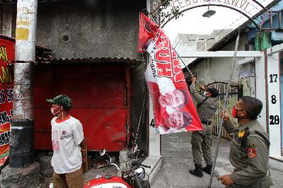 Petugas Badan Pengawas Pemilu (Bawaslu) kota Solo menertibkan alat peraga kampanye di wilayah Surakarta, Jawa Tengah, 12 Oktober 2020.  Tempo/Bram Selo Agung