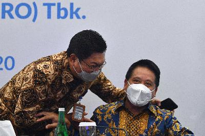 Direktur Utama Bank Mandiri terpilih Darmawan Junaidi (kiri) dan mantan Plt Dirut Hery Gunardi setelah konferensi pers secara virtual hasil RUPS Luar Biasa Bank Mandiri di Jakarta, 21 Oktober 2020. ANTARA/Sigid Kurniawan