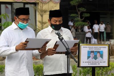 Pasangan bakal calon Bupati dan Wakil Bupati Sidoarjo Ahmad Muhdlor (kiri) dan Ali Subandi mendukung pilkada damai di Polresta Sidoarjo, Jawa Timur, 10 September 2020. ANTARA/Umarul Faruq