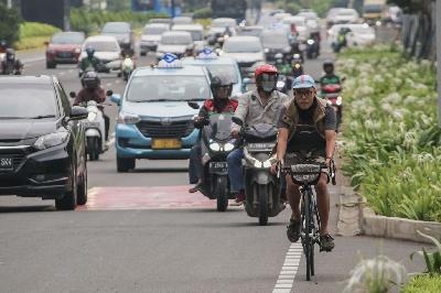 Pesepeda melintas di Jalan Jenderal Sudirman, Jakarta, 21 Oktober 2020. TEMPO/M Taufan Rengganis