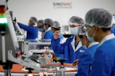 Pekerja perusahaan pembuat vaksin Sinovac Biotech di Beijing, Ciina, 24 September 2020. REUTERS/Thomas Peter