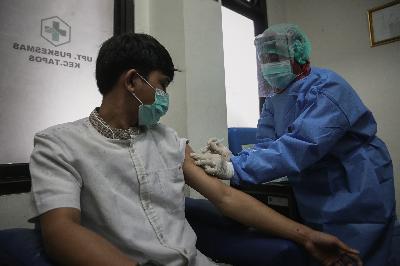 Petugas kesehatan melakukan simulasi vaksinasi Covid-19 di Puskesmas Tapos, Depok, Jawa Barat, 22 Oktober 2020. TEMPO/M Taufan Rengganis