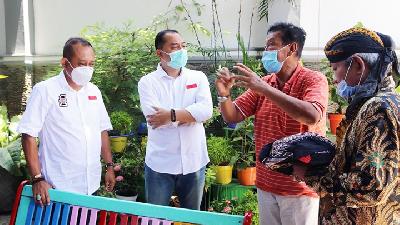 Pasangan Calon Walik Kota Surabaya Eri Cahyadi (kedua dari kiri) dan Armudji (kiri) menghadiri undangan warga Ngagel Rejo, Surabaya, 28 September 2020. Instagram cakj1(Armudji)