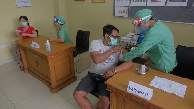 Tim medis menyuntikkan vaksin kepada sejumlah warga dalam simulasi uji coba vaksinasi COVID-19 di Puskesmas Abiansemal I, Badung, Bali, 6 Oktober lalu./ ANTARA/Nyoman Hendra Wibowo