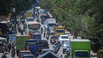 Kendaraan melintas di Jalan Nasional saat pemberlakuan “contra flow” di Cileunyi, Kabupaten Bandung, Jawa Barat, 20 Oktober lalu./ ANTARA/Raisan Al Farisi