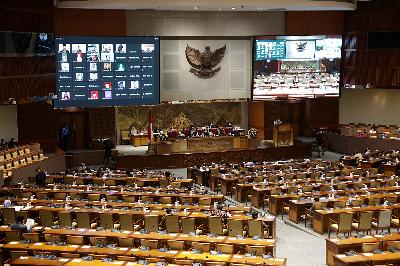 Rapat Paripurna DPR RI mengesahkan omnibus law Rancangan Undang-Undang (RUU) Cipta Kerja menjadi Undang-Undang (UU) di Kompleks Parlemen Senayan, Jakarta,  5 Oktober 2020. TEMPO/M Taufan Rengganis