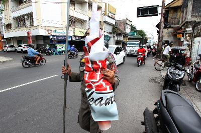 Petugas Badan Pengawas Pemilu kota Solo menertibkan alat peraga kampanye di wilayah Surakarta, Jawa Tengah, 12 Oktober 2020. Tempo/Bram Selo Agung