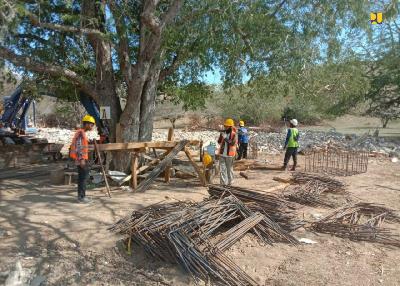 Pengerjaan pembesian pada pembangunan di Pulau Rinca, Labuan Bajo, Nusa Tenggara Timur. Dokumentasi PUPR