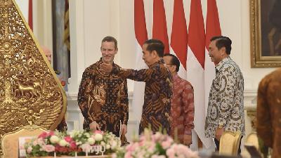President Joko Widodo (second from left) welcomes IDFC CEO Adam Boehler (left) at the Merdeka Palace, Jakarta, last January./ setkab.go.id