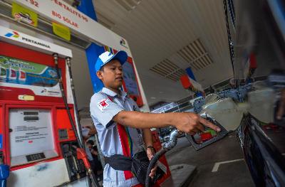 Pengisian bahan bakar minyak di Stasiun Pengisian Bahan Bakar Umum Pertamina di Kuningan, Jakarta. TEMPO/Tony Hartawan