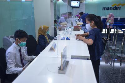 Nasabah melakukan transaksi perbankan di Bank Mandiri, Jakarta, 25 Juni 2020. Tempo/Tony Hartawan