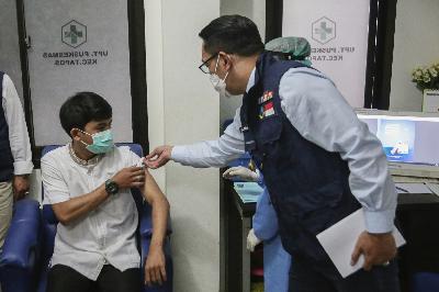 Gubernur Jawa Barat Ridwan Kamil (kanan) meninjau Simulasi Vaksinasi Covid-19 di Puskesmas Tapos, Depok, Jawa Barat, 22 Oktober 2020.  TEMPO/M Taufan Rengganis