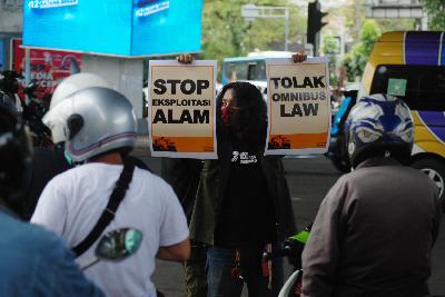 Mahasiswa dan aktivis lingkungan hidup melakukan aksi penolakan UU Cipta Kerja di Bandung, Jawa Barat, 26 Oktober 2020. TEMPO/Prima Mulia