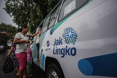 Penumpang bersiap menaiki angkutan kota (angkot) Jak Lingko jurusan Tanah Abang-Tawakal di kawasan Tanah Abang, Jakarta. TEMPO/M Taufan Rengganis