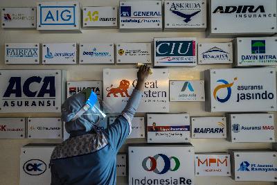 Petugas kebersihan perusahaan asuransi di Kantor Asosiasi Asuransi Umum Indonesia (AAUI) di Jakarta, 25 September 2020. Tempo/Tony Hartawan