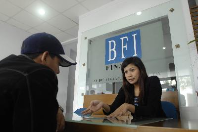 Pegawai menjelaskan produk pembiayaan pada calon nasabah di BFI Finance cabang Kemayoran, Jakarta. Dok TEMPO/ Dinul Mubarok