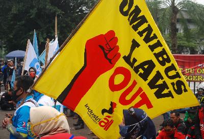 Buruh menggelar aksi menuntut pemerintah membatalkan UU Cipta Kerja di Bandung, 27 Oktober 2020. TEMPO/Prima Mulia