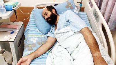 Maher  Al-Akhras terbaring lemah, selama mogok makan karena penahanan dirinya tanpa pengadilan, di Rehovot, Israel, 13 Oktober 2020. Reuters/TAGHREED AL-AKHRAS