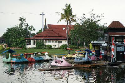 Wahana air di Taman Mini Indonesia Indah, Jakarta, 27 Oktober 2020. TEMPO/Muhammad Hidayat