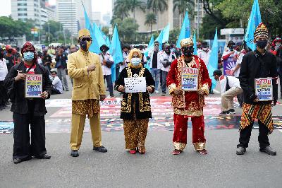 Buruh mengenakan pakaian adat saat melakukan aksi menolak  UU Cipta Kerja di Kawasan Patung Arjuna Wijaya, Jakarta, 28 Oktober 2020. TEMPO/Muhammad Hidayat