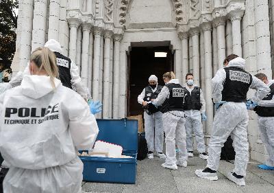 Petugas forensik memeriksa lokasi serangan di gereja Notre Dame, Nice, Prancis, 29 Oktober 2020. REUTERS/Eric Gaillard/Pool