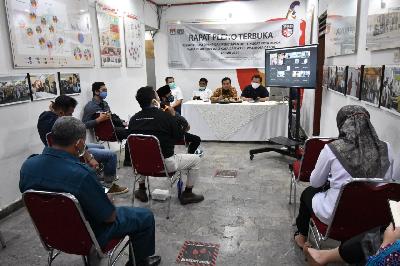 Komisi Pemilihan Umum Kota Depok menggelar rapat pleno secara daring dengan menerapkan protokol kesehatan di Depok, Jawa Barat, 12 Oktober 2020. TEMPO/ADE RIDWAN
