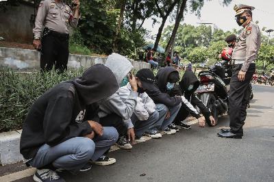 Sejumlah pelajar diamankan petugas karena diduga akan melakukan aksi ke gedung DPR di Senayan, Jakarta, Rabu, 7 Oktober 2020. TEMPO/M Taufan Rengganis