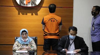 Wakil Ketua KPK Lili Pintauli Siregar mengumumkan penangkapan Direktur PT Multicon Indrajaya Terminal (MIT) Hiendra Soenjoto di Gedung KPK, Jakarta, 29 Oktober 2020. Dok. Humas KPK