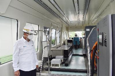 Dirut PT INKA (Persero) Budi Noviantoro (kiri) berada di dalam trem bertenaga baterai buatan PT INKA di Madiun, Jawa Timur, 19 Oktober 2020. ANTARA/Siswowidodo
