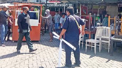 Pengadilan Negeri Makassar mengeksekusi rumah toko di Jalan Pengayoman Komplek Ruko Mirah Kelurahan Pandang, Kecamatan Panakkukang Kota Makassar, Senin 26 Oktober 2020./TEMPO/ Didit Hariyadi