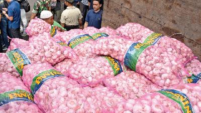 Pedagang membeli sekarung bawang putih impor dalam operasi pasar bawang putih Kementerian Perdagangan di Pasar Kosambi, Bandung, Jawa Barat, Juni 2019. TEMPO/Prima Mulia