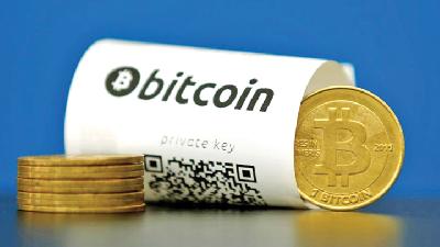Sebuah dompet kertas Bitcoin (mata uang virtual) dengan kode-kode QR. REUTERS/Benoit Tessier