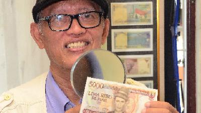 Mujirun, engraver atau pengukir gambar uang kertas Indonesia, di Tangerang, Banten, 24 Oktober 2020./Tempo/Nurdiansah