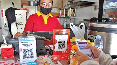 Seorang konsumen melakukan pembayaran melalui aplikasi gopay atau digital, di salah satu kedai makanan di Jakarta, 30 Oktober 2020. TEMPO/Jati Mahatmaji