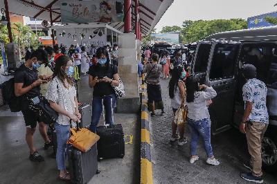 Penumpang menunggu mobil jemputan saat tiba di terminal kedatangan domestik Bandara I Gusti Ngurah Rai, Bali, 28 Oktober 2020.  Johannes P. Christo